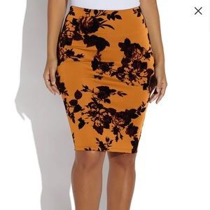 🦋2/$22 EUC Textured floral mustard pencil skirt